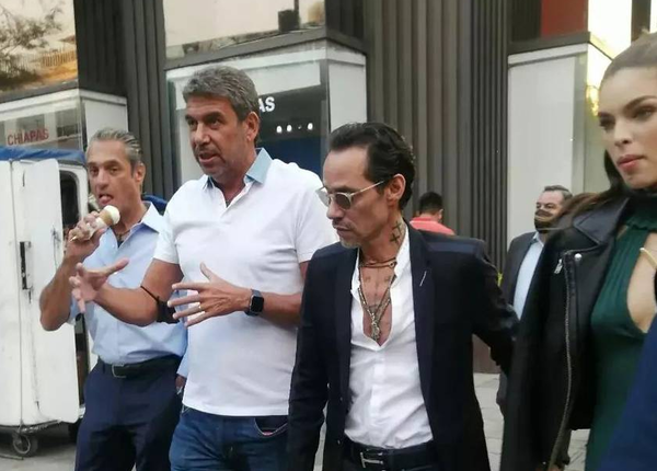 Fotos filtradas de Nadia Ferreira caminando de la mano con Marc Anthony