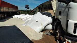 Camión con más de 30.000 kilos de arroz volcó sobre la Ruta Graneros del Sur