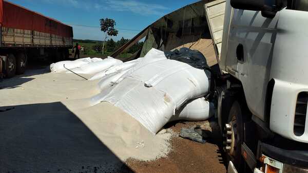 Camión con más de 30.000 kilos de arroz volcó sobre la Ruta Graneros del Sur