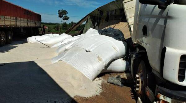 Crónica / ¡Aninati! 31.000 kilos de arroz esparcidos en la ruta tras un vuelco