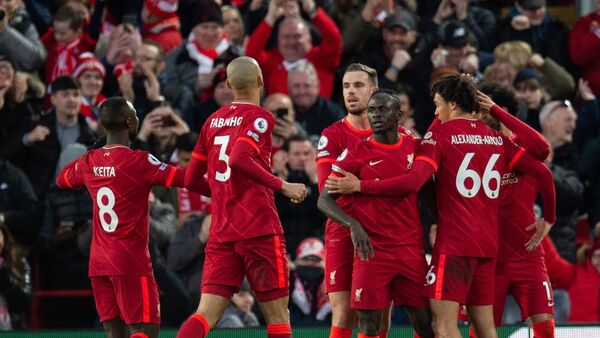 El Liverpool gana y acecha al City