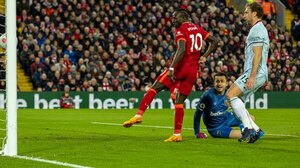 El Liverpool vence al West Ham y mantiene la presión sobre City