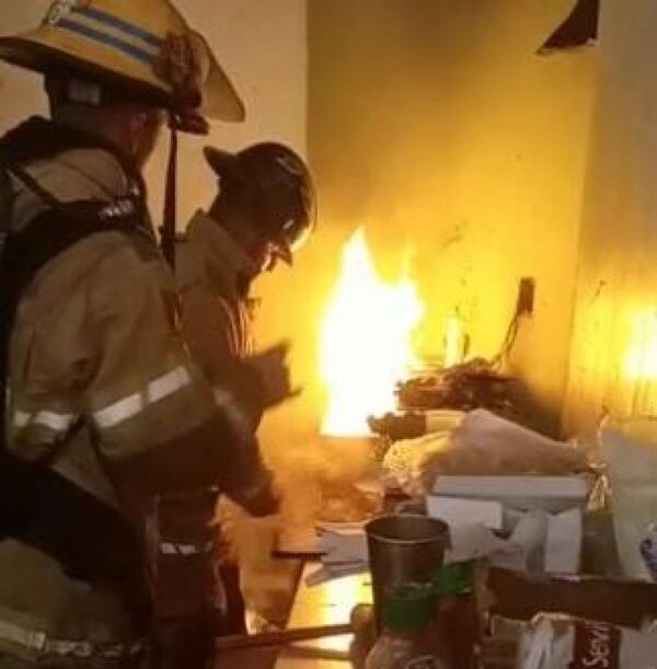 Incendio de una freidora eléctrica puso en peligro la estructura de una hamburguesería - Radio Imperio