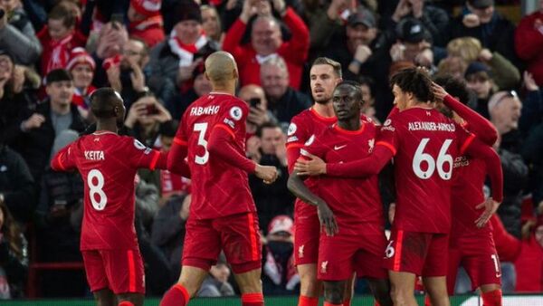 El Liverpool gana y acecha al City