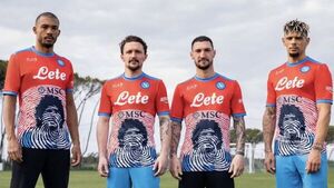 Napoli subastará camisetas de Maradona en favor de Ucrania