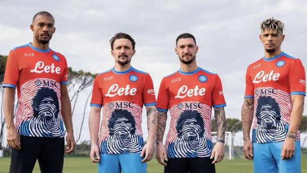 Napoli subastará camisetas de Maradona en favor de Ucrania