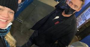 La Nación / La extraña mirada y el saludo de Hugh Jackman a Paraguay
