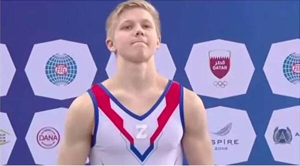 Crónica / ¡Gimnasta ruso subió al podio con símbolo de guerra en su pecho!