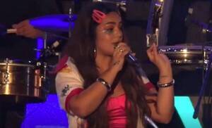 Crónica / Cantante ligó un preservativo en pleno show. Atendé lo que dijo...