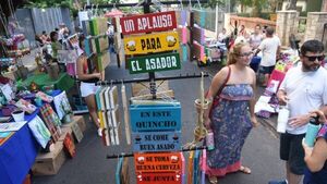 Colorida feria se realiza en calle de Asunción