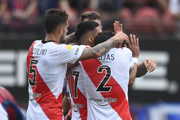 Crónica / River, con "Sicario" de titular, tumba a San Lorenzo y es líder ashá