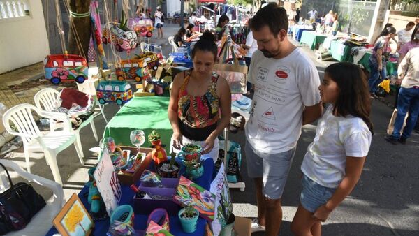 Color, creatividad y emprendurismo, en feria al aire libre en barrio asunceno.