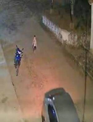 Crónica / "Castigó" a su hijo de dos añitos haciéndolo correr detrás de su auto