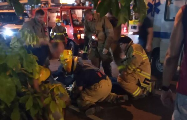 Bombera cae del carro en plena marcha - Nacionales - ABC Color
