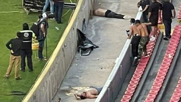 Impactante violencia en estadio de fútbol en México