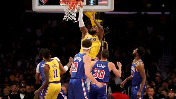 Un LeBron histórico resucita a los Lakers