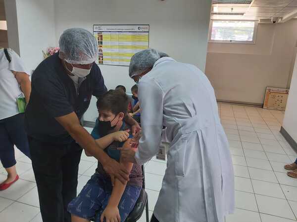 Disponen de vacunatorios para hoy en hospital y supermercados - La Clave