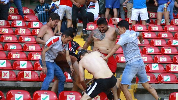 Al menos 22 heridos dejan disturbios en estadio de fútbol en centro de México