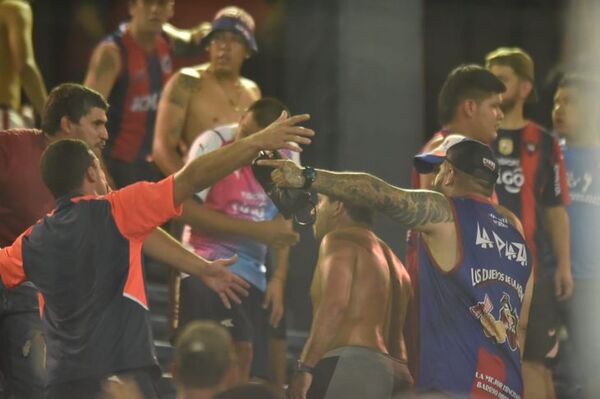 Tres heridos y un detenido en riñas entre barrabravas durante partido de Cerro Porteño