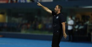 Pumpido: 'Manejábamos el partido hasta que el árbitro inventó un penal'