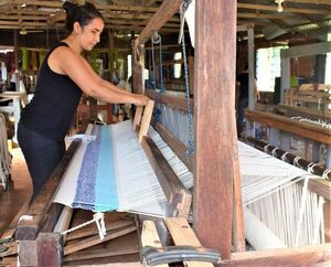 Escasez de hilo obliga a artesanos a dejar de producir algunos artículos en Carapeguá  - Nacionales - ABC Color