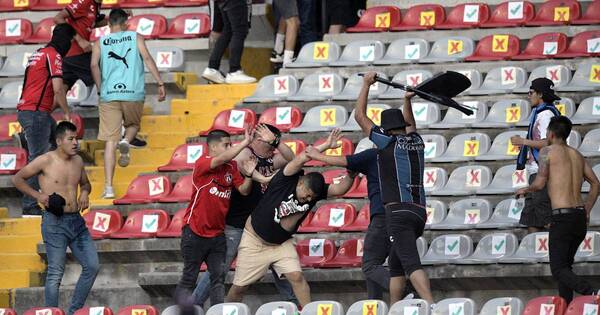 La Nación / Brutal pelea entre hinchas en México dejó 22 heridos y no descartan víctimas fatales
