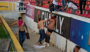 Crónica / [VÍDEO]¡Horror en México!: 17 muertos tras salvaje enfrentamiento entre hinchas