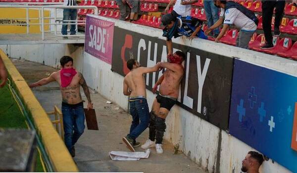 Crónica / [VÍDEO]¡Horror en México!: 17 muertos tras salvaje enfrentamiento entre hinchas