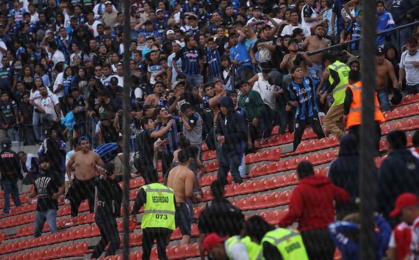 Diario HOY | Suspenden resto de la jornada del fútbol mexicano, luego de violenta trifulca en estadio