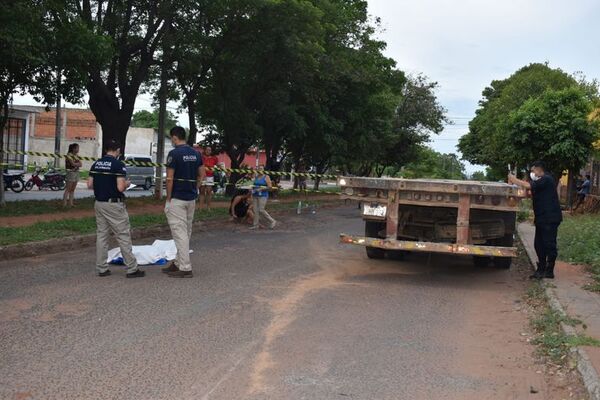 Motociclista muere tras chocar contra carreta estacionada en calle oscura y sin señalización - Nacionales - ABC Color
