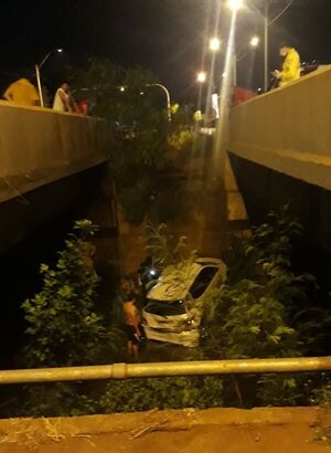 Vehículo cae de un puente en CDE - ABC en el Este - ABC Color