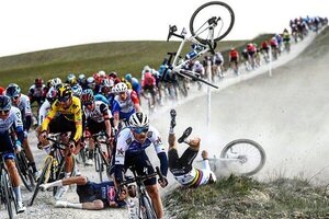 Accidente en la carrera de ciclistas de Strade-Bianche
