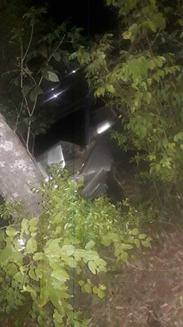 Conductor alcoholizado perdió el control, chocó contra un árbol y su acompañante lo abandonó