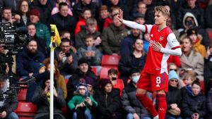 Odegaard y Saka meten al Arsenal en zona de Champions