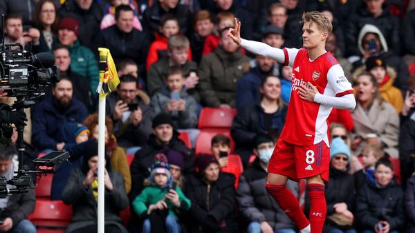 Odegaard y Saka meten al Arsenal en zona de Champions