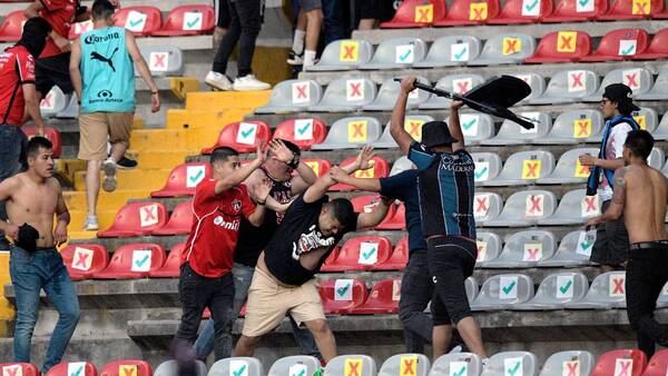 Iglesia lanza un "basta a la violencia" en México tras disturbios en el fútbol - El Independiente