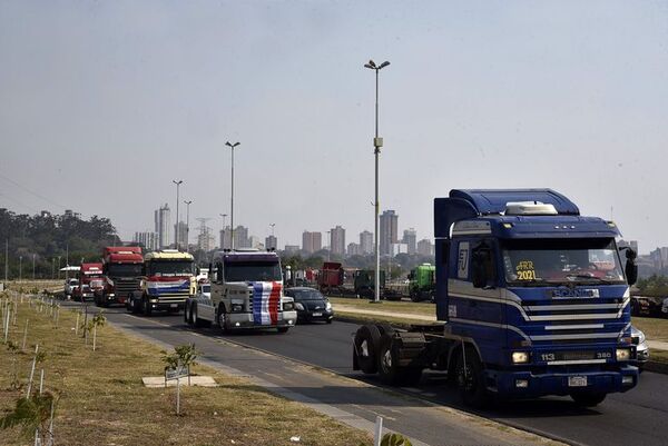 Camioneros anuncian movilización para mañana en varios puntos del país  - Nacionales - ABC Color