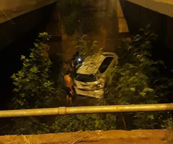 Vehículo cae a cuneta y conductora huye del lugar