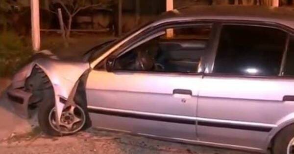 La Nación / Conductor ebrio volcó su vehículo e intentó golpear a policías y bomberos