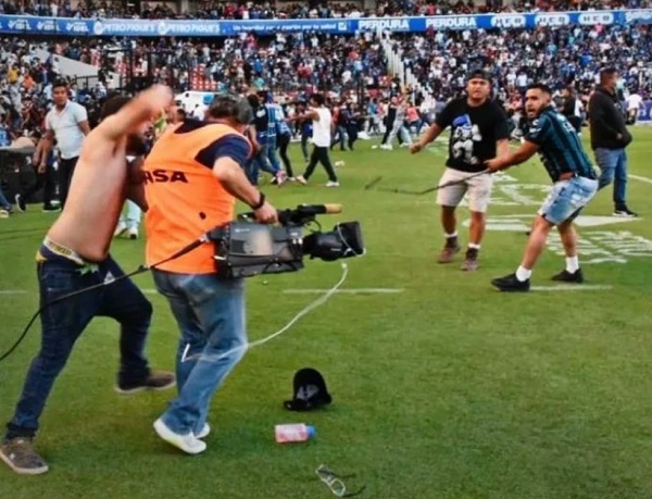 Gobernador descarta muertes tras agresiones en estadio