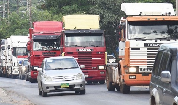 Camioneros anuncian manifestaciones desde este lunes