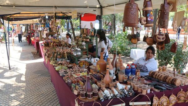 Sigue feria artesanal en plaza del microcentro de Asunción