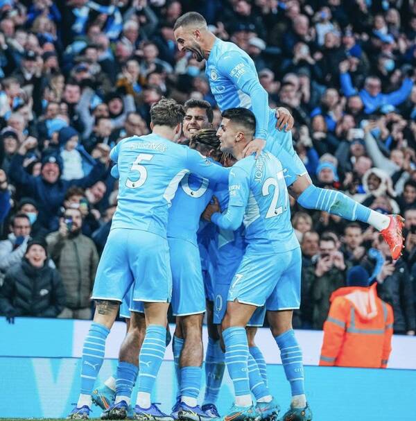 Crónica / Manchester City aplastó a su clásico rival