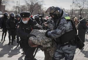 Más de 3.500 detenidos por protestar contra la guerra en Rusia - Mundo - ABC Color