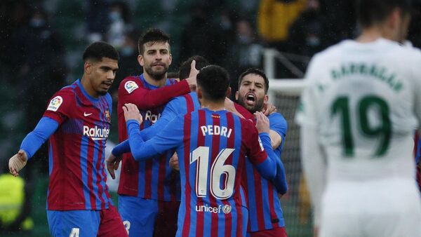 Barcelona remonta ante un buen Elche