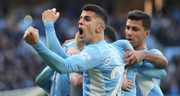 Manchester City golea al United en el derbi y sigue intratable en la Premier