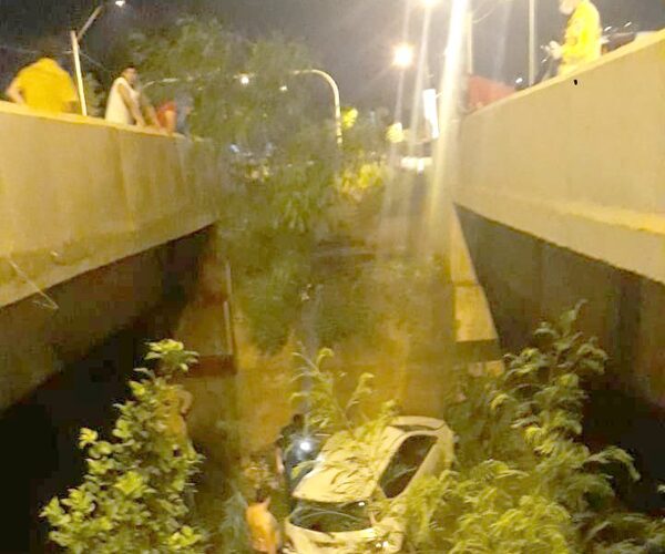 Automóvil despista y cae en arroyosobre avenida República del Perú – Diario TNPRESS