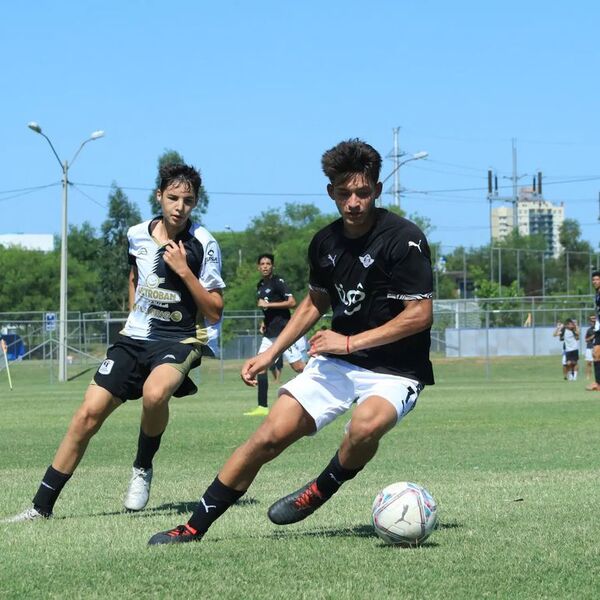 Libertad sigue al frente de la Sub 17 con tres escoltas - Fútbol - ABC Color