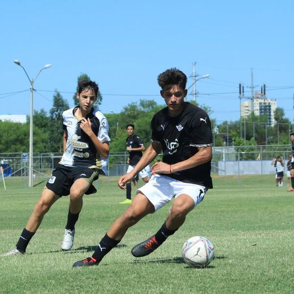 Libertad sigue al frente de la Sub 17 con tres escoltas   - Fútbol - ABC Color