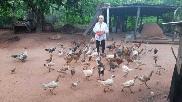 Vecina iba a pagar su deuda con gallina ajena